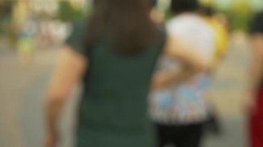 Anonymous cadde kalabalık turist geziler, tropikal bir parkta bulanıklık