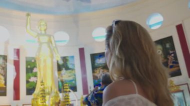 Asya Turizm kavramı. Avrupa kadın turist beyaz saçlı ve mavi gözlü bir Budist Tapınağı manzaraları görmek.