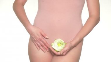 Arka plan iç çamaşırı, kadın sağlık ve vücut bakımı kavramı üzerinde bir çiçek tutan kadın