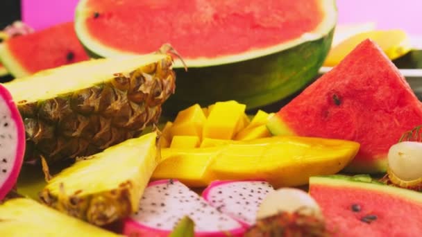 Smíšené tropické ovoce, closeup. krájené čerstvé ovoce. pozadí. — Stock video