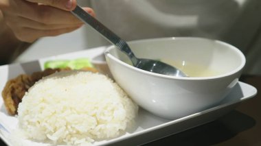 yakın çekim. Birisi bir restoranda bir yemek Asya mutfağının yiyor.