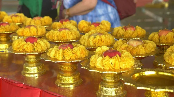 El concepto de turismo en Asia. Una ofrenda a los dioses de un templo budista . —  Fotos de Stock