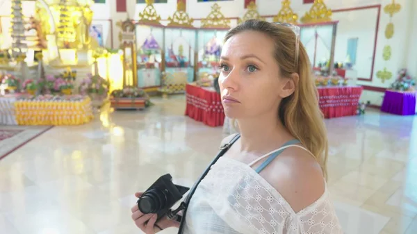 Konsep pariwisata di Asia. Wanita Eropa Turis dengan rambut putih dan mata biru melihat pemandangan di sebuah kuil Buddha . — Stok Foto