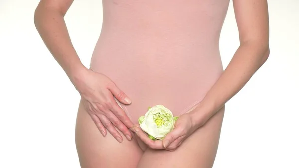 Frau mit einer Blume auf dem Hintergrund der Unterwäsche, das Konzept der weiblichen Gesundheit und Körperpflege — Stockfoto