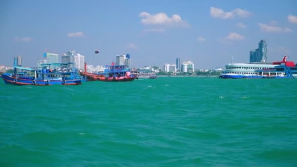 El paisaje en el paseo marítimo, la vista de la ciudad y los barcos desde el mar . — Vídeo de stock