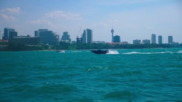 El paisaje en el paseo marítimo, la vista de la ciudad y los barcos desde el mar . — Vídeos de Stock