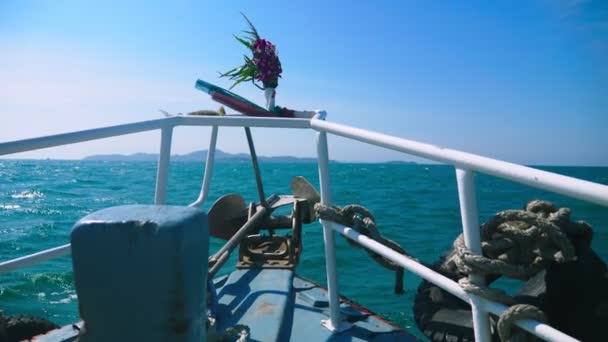 Un ramo de orquídeas en la popa del barco en Asia, un atributo de la cultura budista — Vídeos de Stock
