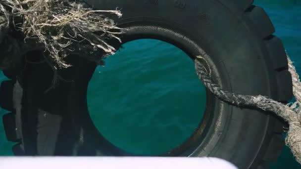 Вид на море через колесо, привязанное к кораблю — стоковое видео