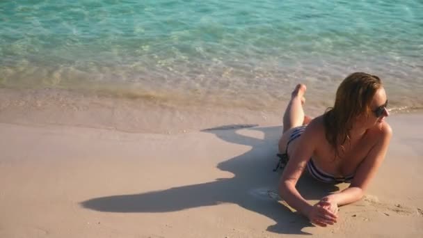Blond Girl Bathing Suit Black Sunglasses White Sand Beach Ocean — Stock Video