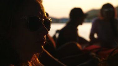 kadın tutması bir tekne turu sırasında uğrar. Seyahat ya da bir cruise tatil sırasında virüs hastalık korkusu.