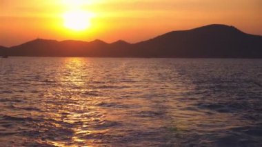 denizden adaya sırasında günbatımı, deniz manzarası görüntüleyin.