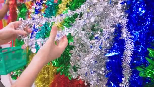 Gros plan, mains féminines achetant des décorations de Noël. La fille choisit la moule de Noël. préparation de la nouvelle année — Video