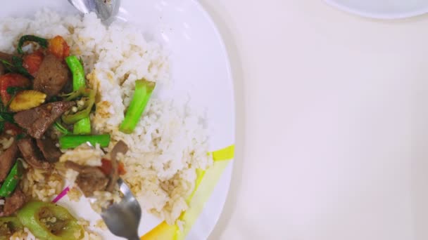 誰かはフォーク 肝臓と米 白い皿の上に平面図食べ物を食べる — ストック動画
