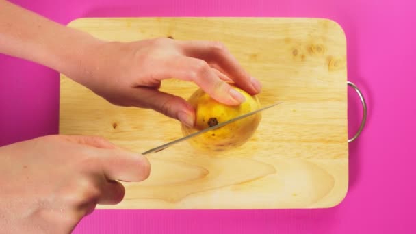 在芒果的木板上 女性的手用刀切水果 天然健康食品的概念 — 图库视频影像