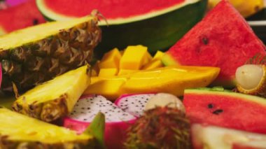 Karışık tropikal meyve, tatlı. taze meyve dilimlenmiş. arka plan.