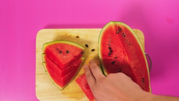 Bovenaanzicht Vrouwelijke Hand Snijdt Fruit Met Een Mes Een Houten — Stockvideo