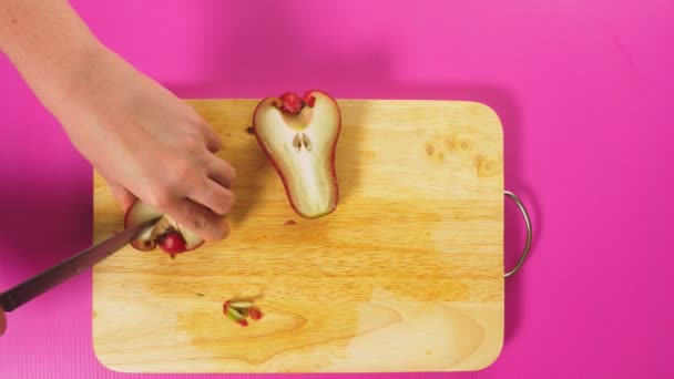 在木板 玫瑰苹果 黑猩猩身上 女性的手可以用刀切水果 天然健康食品的概念 — 图库视频影像