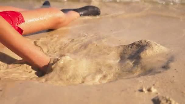 Genç çocuk bina kum kale tropikal plaj — Stok video