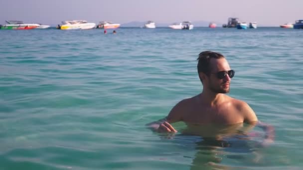 Retrato Joven Guapo Con Barba Gafas Sol Relajado Aguas Cristalinas — Vídeos de Stock