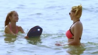 Anne ve kızı deniz suyu zevk yüzme kurulu ile