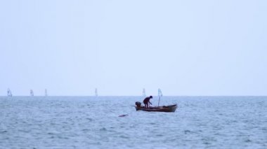 Yelkenli tekneler ufuk üzerinde. deniz manzarası. deniz sporları