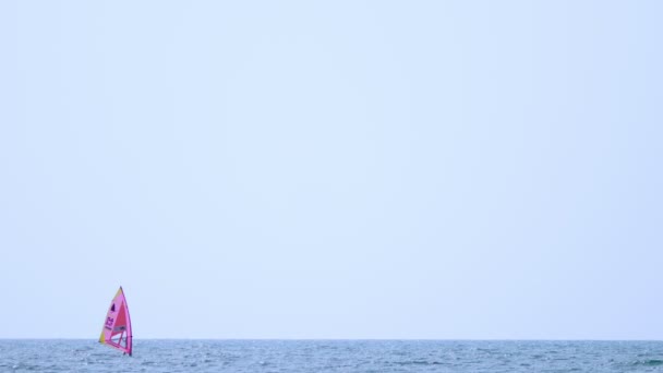 Barcos de vela en el horizonte. el paisaje marino. deportes marítimos — Vídeo de stock