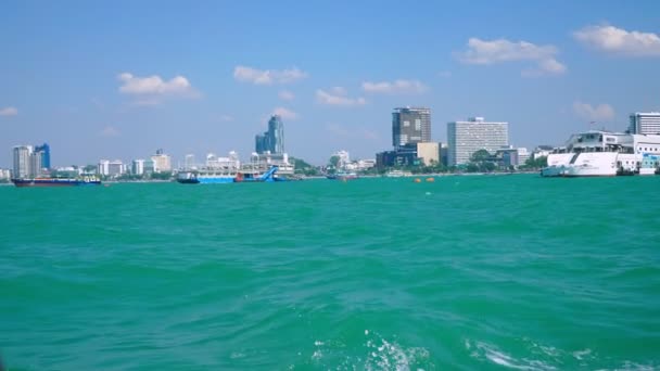 El paisaje en el paseo marítimo, la vista de la ciudad y los barcos desde el mar . — Vídeos de Stock