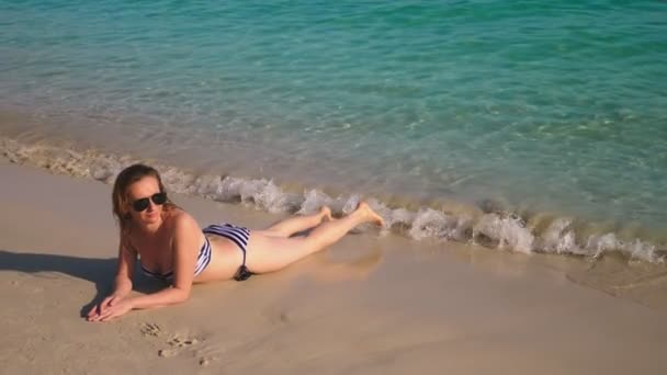 Блондинка Купальнику Чорні Сонцезахисні Окуляри Білому Піщаному Пляжі Біля Океану — стокове відео