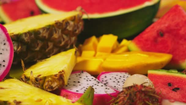 Frutas tropicales mixtas, primer plano. fruta fresca en rodajas. antecedentes . — Vídeo de stock