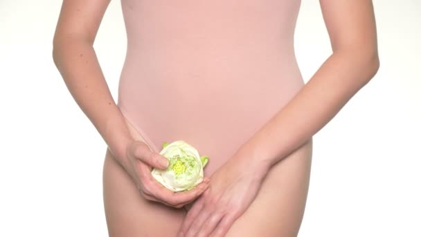 Mujer sosteniendo una flor en el fondo de la ropa interior, el concepto de salud femenina y el cuidado del cuerpo — Vídeo de stock