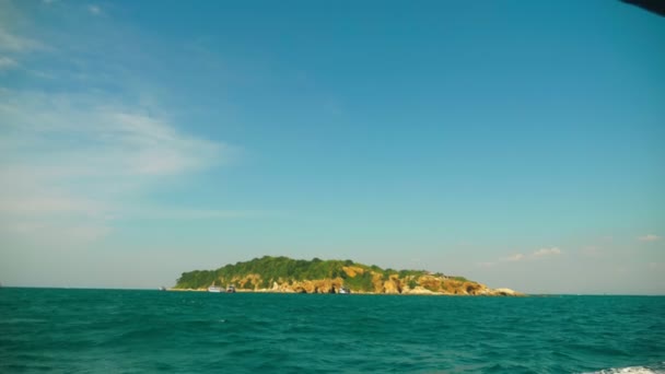 Вид на остров с моря. sailing мимо острова — стоковое видео