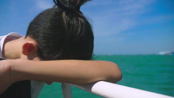 Menino Adolescente Sofre Enjoo Movimento Enquanto Uma Viagem Barco Medo — Vídeo de Stock