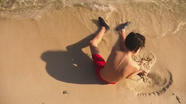 Dospívající Chlapec Písku Hrad Tropické Pláži — Stock video