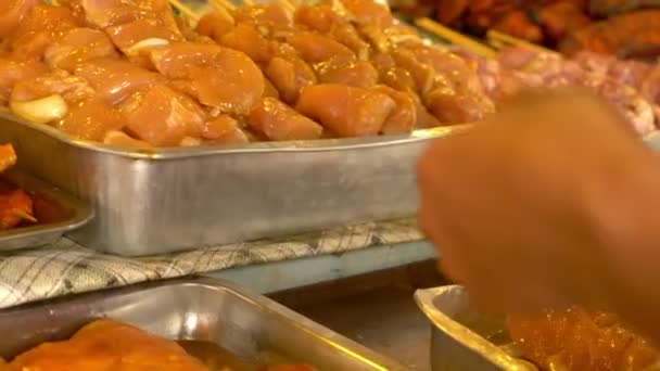 Primer plano. Comida callejera asiática. brochetas en un pincho de madera con verduras en el mostrador . — Vídeos de Stock