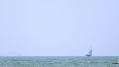 Yelkenli tekneler ufuk üzerinde. deniz manzarası, deniz sporları