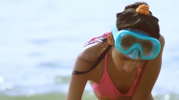 女の子は、熱帯のビーチの砂の城を構築します。クローズ アップ — ストック動画