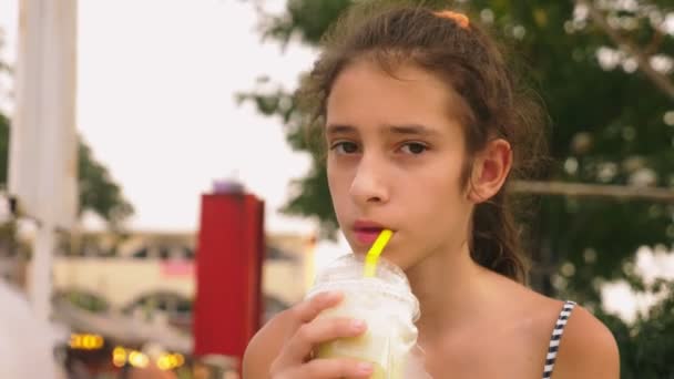 Isı yorgun kız soğuk bir kokteyl bir saman içecekler yakın çekim — Stok video