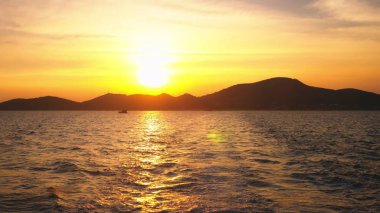 denizden adaya sırasında günbatımı, deniz manzarası görüntüleyin.