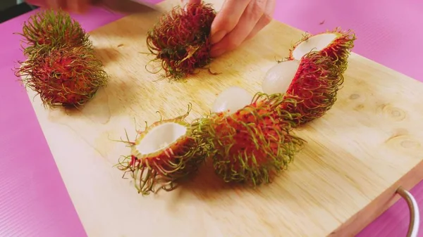 여성 손 깨끗 한 rambutan 나무 보드에. 자연 건강 식품의 개념. — 스톡 사진