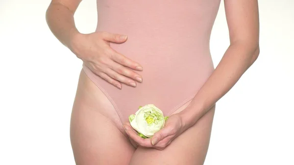 Mulher segurando uma flor no fundo da roupa interior, o conceito de saúde feminina e cuidados com o corpo — Fotografia de Stock