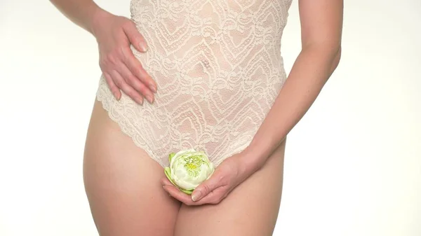 Mulher segurando uma flor no fundo da roupa interior, o conceito de saúde feminina e cuidados com o corpo — Fotografia de Stock