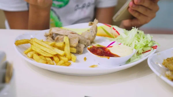 Någon Äter Snabbmat Friterad Krispig Och Kryddig Remsor Och Pommes — Stockfoto