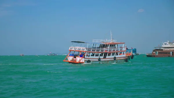 El paisaje en el paseo marítimo, la vista de la ciudad y los barcos desde el mar . — Foto de Stock