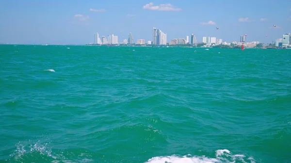 Het landschap op de waterkant, het uitzicht op de stad en de schepen uit de zee. — Stockfoto