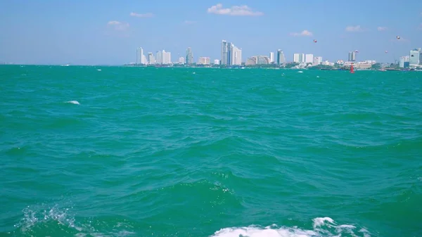 The landscape on the waterfront, the view of the city and the ships from the sea. — Stock Photo, Image