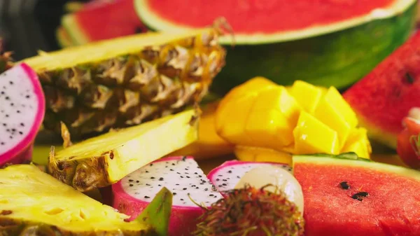 Gemischte tropische Früchte, Nahaufnahme. frisches Obst in Scheiben geschnitten. Hintergrund. — Stockfoto