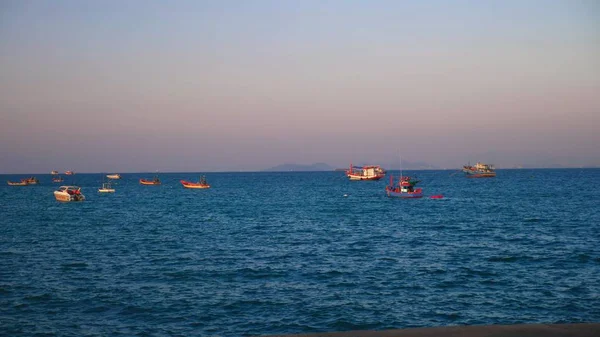 El paisaje en el paseo marítimo, la vista de la ciudad y los barcos desde el mar . — Foto de Stock