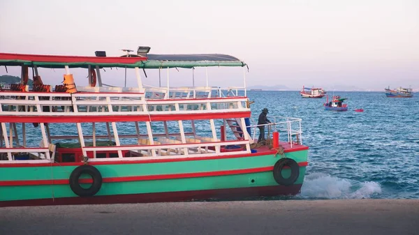 El paisaje en el paseo marítimo, la vista de la ciudad y los barcos desde el mar . — Foto de Stock