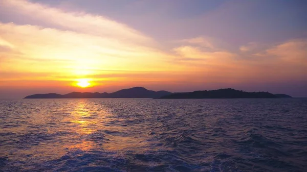 Vista do mar para a ilha durante o pôr do sol, paisagem marinha — Fotografia de Stock