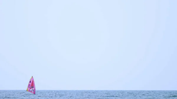 Barcos à vela no horizonte. A paisagem marinha. desportos marítimos — Fotografia de Stock